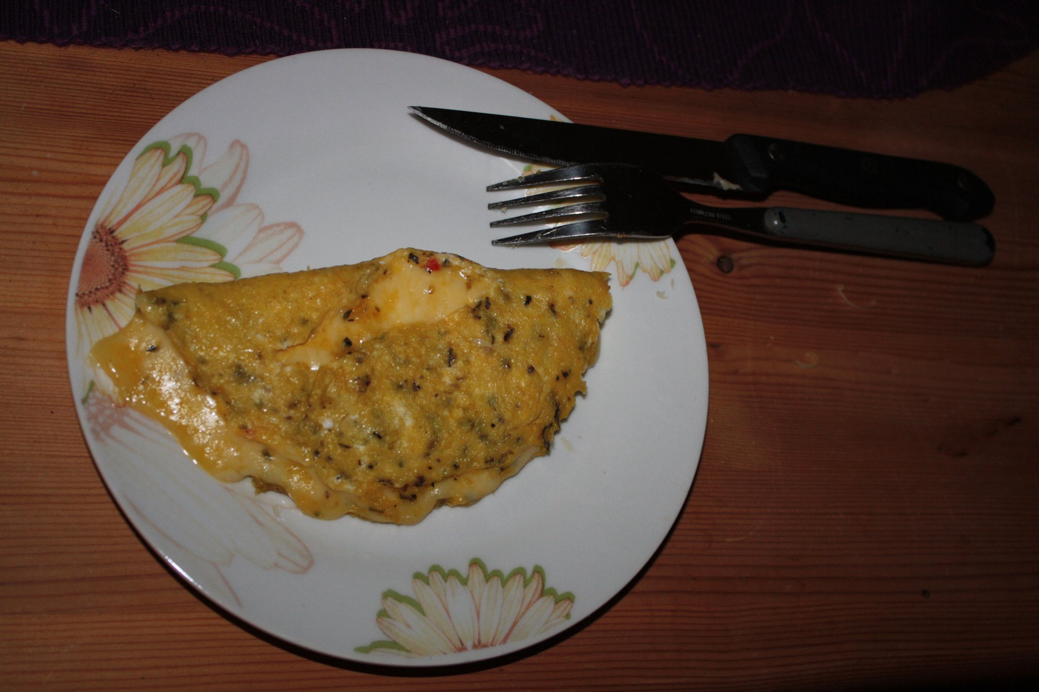 A garlic and cheese omelette with a touch of chili pepper.